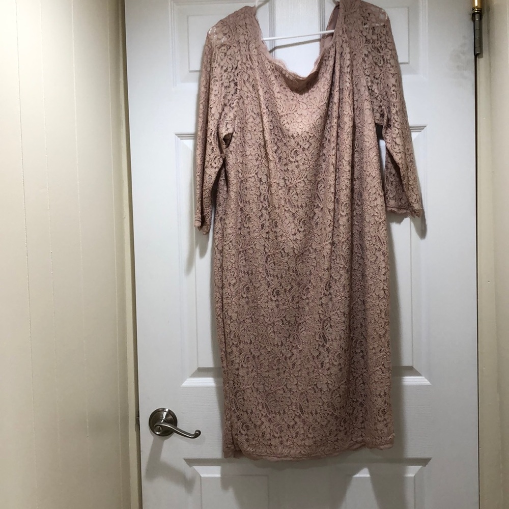 Altered to be a size 18. goes to knees